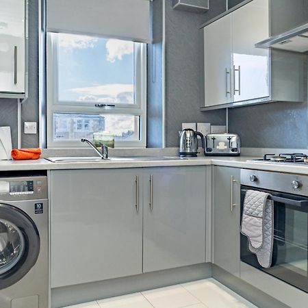 Central Serviced Apartments - 2 Bedroom - Free Street Parking - Fast Wifi - Smart Tvs In All Rooms - Ground Level - Family Neighbourhood - 3 X Double Beds - Heating 24-7 - Trade Stays - Weekly & Monthly Offers Dundee Exterior foto